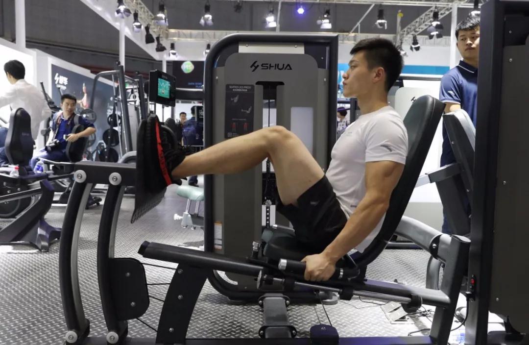 健身器材-智能運動軌跡引導進行科學力量訓練